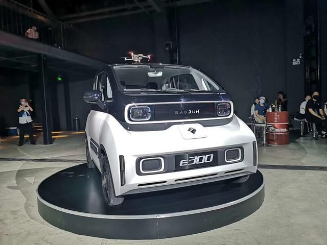 新宝骏E300成都上市，科技智能大玩具，车顶还能自动放飞无人机