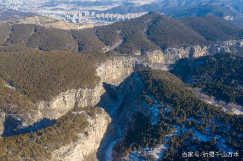 无人机航拍济南藏龙涧，峡谷纵横交错深达百米，被称为小张家界