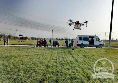 冬闲人不闲 西安农民学开植保无人机