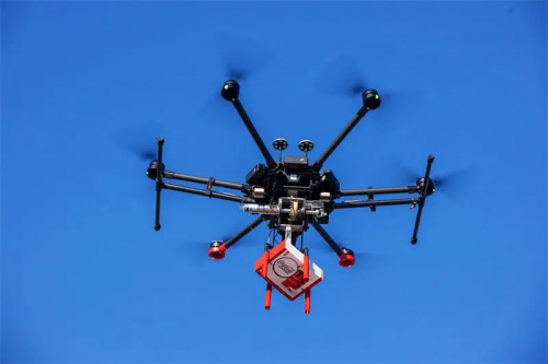 快乐的源泉！你的可口可乐新品已由无人机配送中~