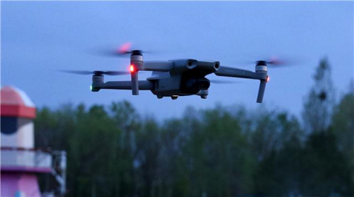 “火灾中很有用！”美消防员学飞大疆无人机，拜登却对中企下狠手