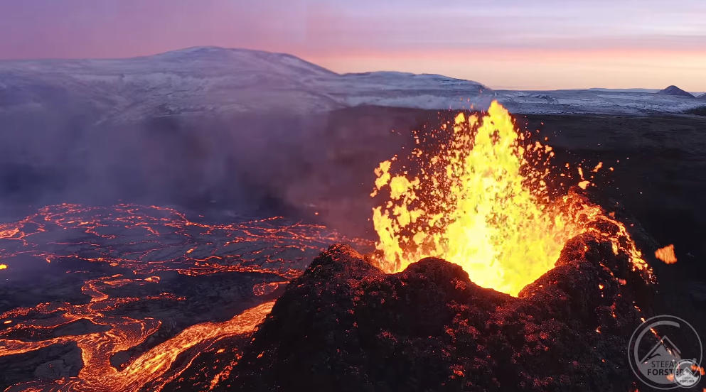 付出无人机被融化的代价，拍摄出有史以来最好的航拍火山爆发视频