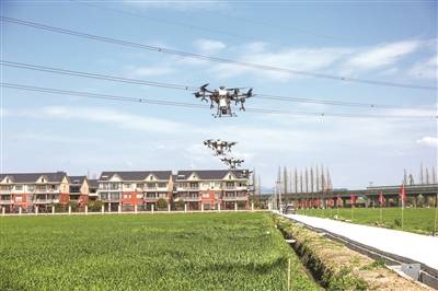 植保无人机助力春耕春种 瓶窑镇农业生产“机器换人”稳产增效 