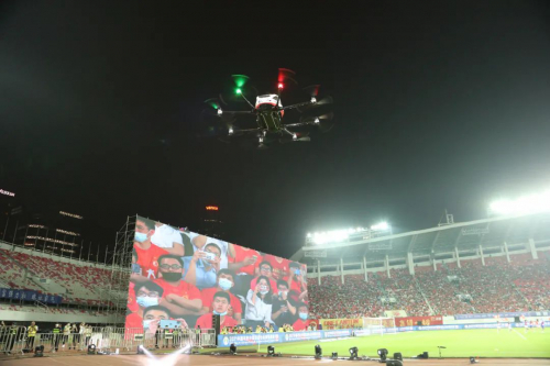 亿航216惊艳亮相中超开幕式，火神杯 “飞”进广州天河体育场