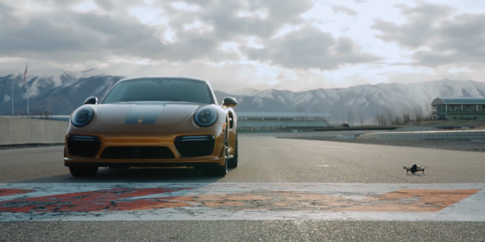 大疆FPV无人机在赛道上与保时捷和梅赛德斯-奔驰的较量