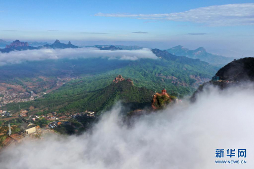 无人机鸟瞰古武当山 云海缭绕群峰巍峨