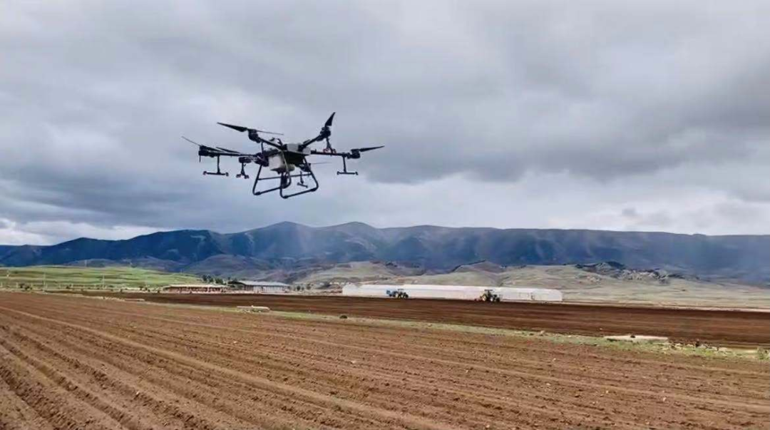 理塘：植保无人机 撒播有机肥