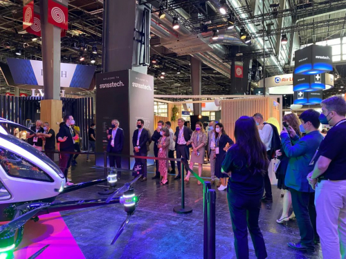 亿航智能亮相巴黎VivaTech峰会，法国总统马克龙亲密接触亿航216