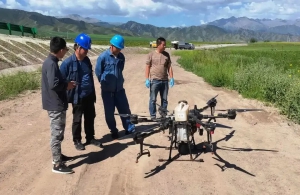 甘肃张掖植保无人机在电线上空盘旋被供电员工制止