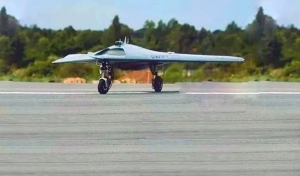 印度SWIFT无人机滑行测试 飞翼布局酷似B2