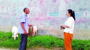 在田间，追着植保无人机研究