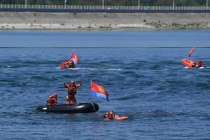 十一架无人机空投救生圈，北京房山防洪演练测试“空地一体救援”