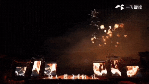 一飞智控全球首创：超梦幻实景剧情无人机烟花秀震撼上演