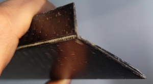 主副翼一体成型柔性连接碳纤维机翼