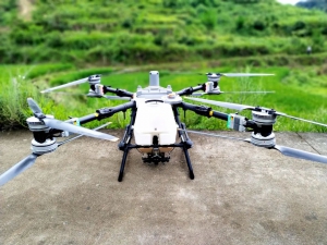 【一个中心 三个支撑】万安：首台农用无人机“上岗”，科技助农提质增效