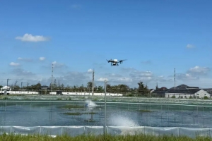 无人机“飞入”池塘，智能投喂开启养殖新模式！