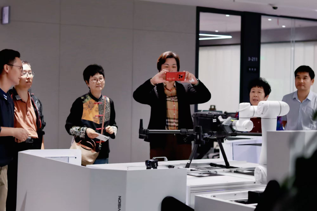 【昊舜动态】昊舜视讯迎民革济南市委会调研，展示无人机机场应用新成果